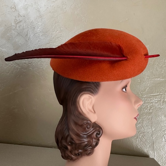 FABULOUS 1950s\' APRICOT COLOR FELT TAM WITH MATCHING LONG FEATHER TRIM main image 9